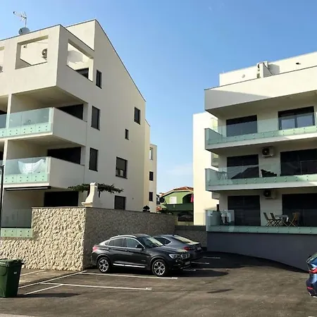 Maris - 1 Min To & Sea View Apartment *