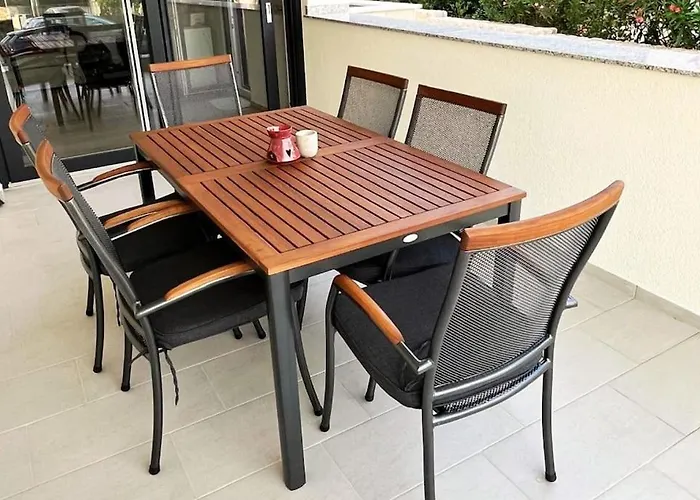Maris - 1 Min To & Sea View Apartment