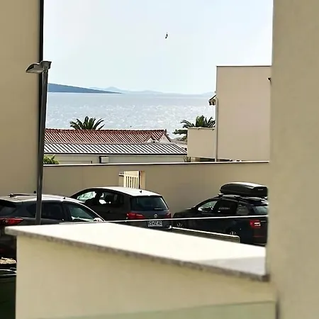 Maris - 1 Min To & Sea View *