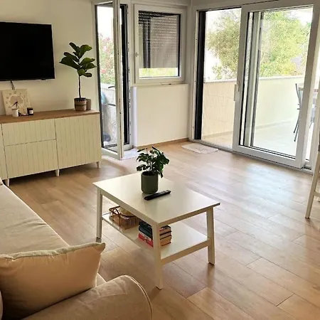 Maris - 1 Min To & Sea View Apartamento Povljana