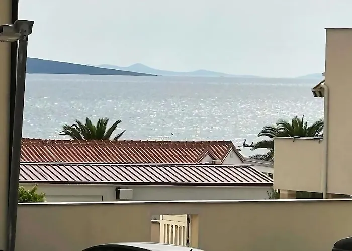 Maris - 1 Min To & Sea View *