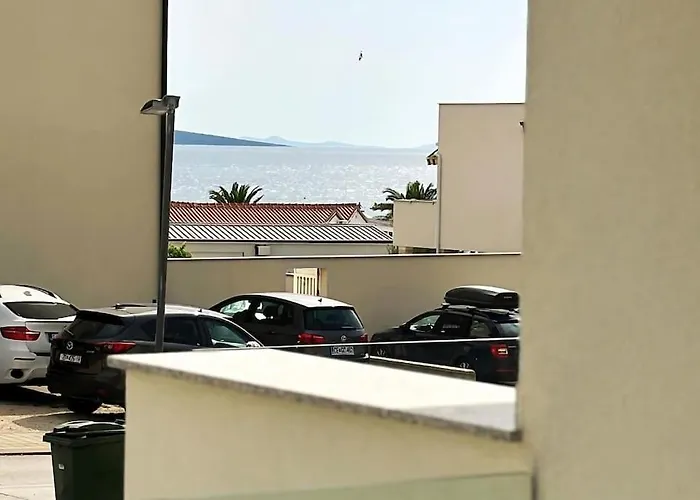 Maris - 1 Min To & Sea View *