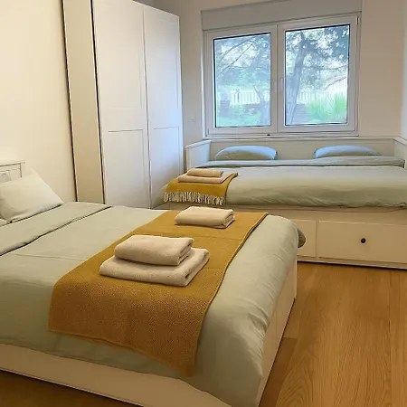 Maris - 1 Min To & Sea View